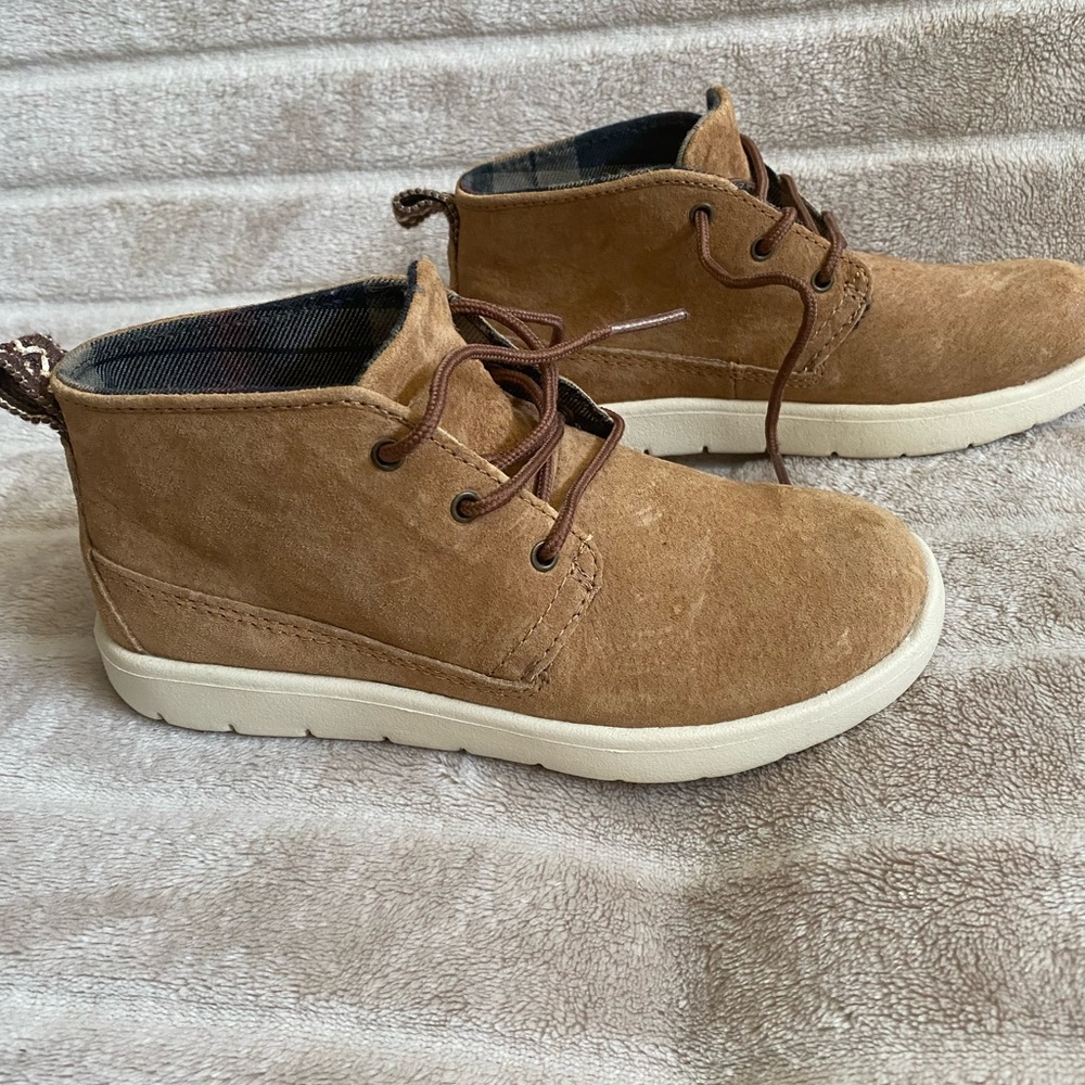 Ugg treadlite little boys shoes size 13 never worn no box